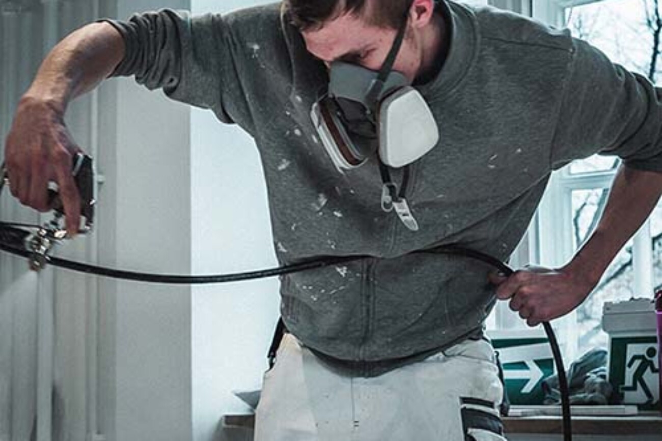 Malerarbeiten mit Schutzausrüstung