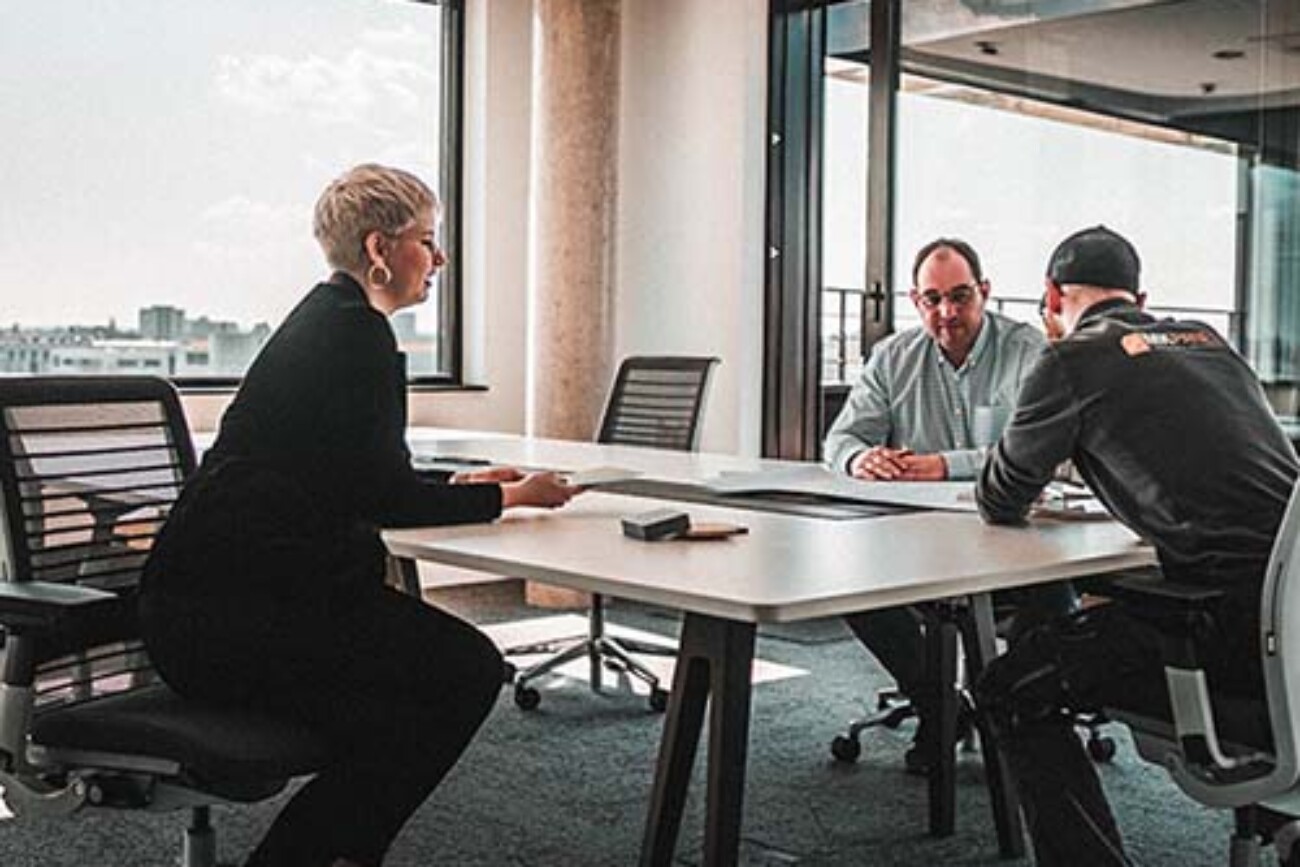 Moderne Büroräume mit Team